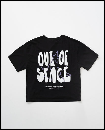 Schwarzes T-Shirt mit großem weißen Rückendruck. Der Text „OUT OF SPACE“ ist in dicken Buchstaben aufgedruckt, durchzogen von violett umrandeten Sternmotiven. Unterhalb steht in kleiner Schrift „CLOSEST TO NOWHERE – clothing from planet earth“.