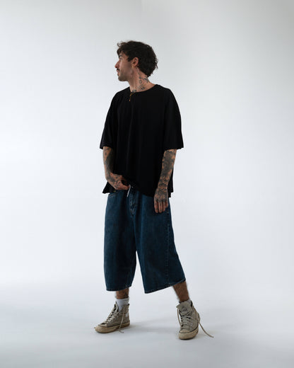 Schwarzes Oversize-T-Shirt, Vorderseite: ohne Print; weiter Kastenfit mit überschnittenen Schultern und kurzen Ärmeln.