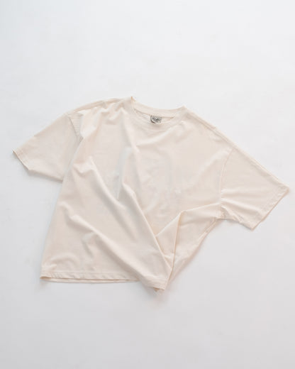 Schlichtes weißes Oversized-T-Shirt ohne Aufdruck, flach auf weißem Hintergrund liegend. Minimalistisches Basic-Shirt aus weicher Baumwolle – ideal kombinierbar für Unisex-Streetwear-Looks.
