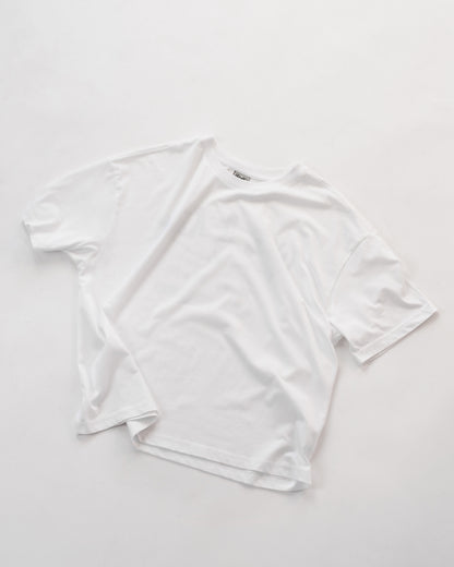Schlichtes weißes Oversized-T-Shirt, Vorderseite sichtbar, ohne Aufdruck. Das Shirt liegt flach auf weißem Hintergrund – minimalistisches Basic-Design aus weicher Baumwolle, perfekt für vielseitige Unisex-Streetwear-Looks.