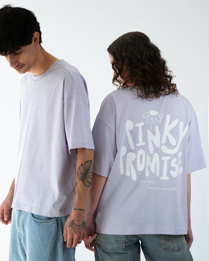 Zwei Personen in fliederfarbenen Oversize-T-Shirts; Rückseite mit großem weißen „PINKY PROMISE“ und kleiner Blüten-Grafik; unisex Fit.