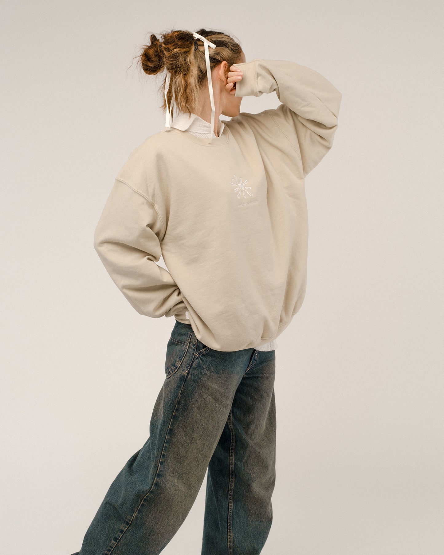 Schwarze Baseballcap hängt mit einer Wäscheklammer an einer Leine, Stickerei in Gelb auf Schirm und Seitenpanel mit dem Text „Today is a good day“ und „Planet Earth“.