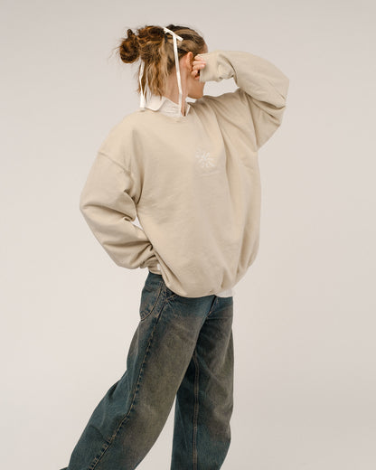 Schwarze Baseballcap hängt mit einer Wäscheklammer an einer Leine, Stickerei in Gelb auf Schirm und Seitenpanel mit dem Text „Today is a good day“ und „Planet Earth“.