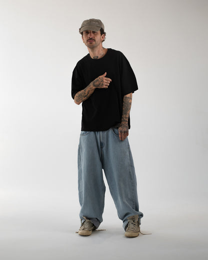 Schwarzes Oversize-T-Shirt, Vorderseite: ohne Print, weiter Kastenfit mit überschnittenen Schultern und kurzen Ärmeln; lässige, lose Passform.