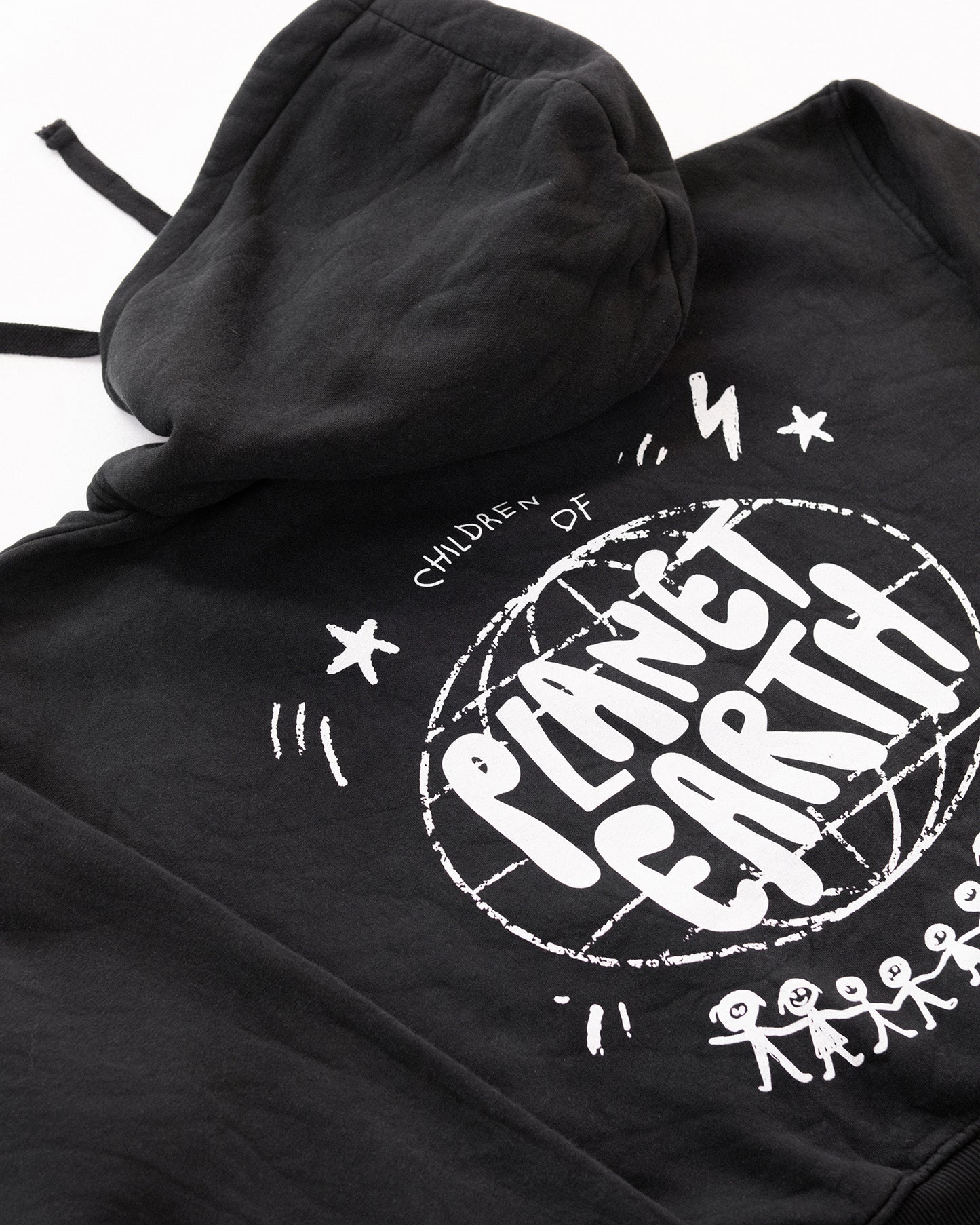 Schwarzer Hoodie mit großem weißen Rückendruck „Children of Planet Earth“. Das Design zeigt eine stilisierte Weltkugel, kleine Sterne und Figuren, die sich an den Händen halten – Symbol für Zusammenhalt und Nachhaltigkeit. Der Hoodie liegt flach auf weißem Hintergrund.