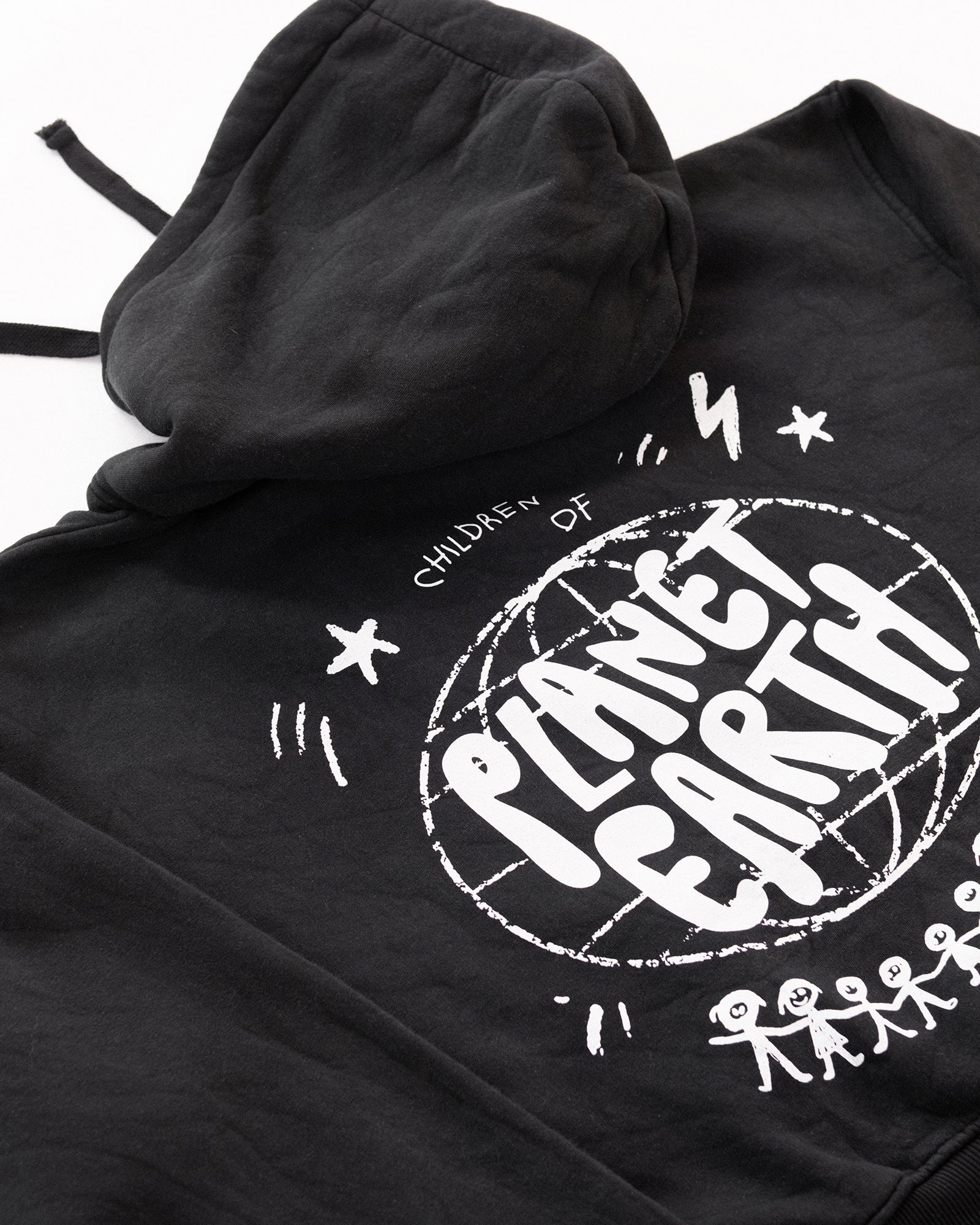 Schwarzer Hoodie mit großem weißen Rückendruck „Children of Planet Earth“. Das Design zeigt eine stilisierte Weltkugel, kleine Sterne und Figuren, die sich an den Händen halten – Symbol für Zusammenhalt und Nachhaltigkeit. Der Hoodie liegt flach auf weißem Hintergrund.