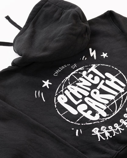 Schwarzer Hoodie mit großem weißen Rückendruck „Children of Planet Earth“. Das Design zeigt eine stilisierte Weltkugel, kleine Sterne und Figuren, die sich an den Händen halten – Symbol für Zusammenhalt und Nachhaltigkeit. Der Hoodie liegt flach auf weißem Hintergrund.